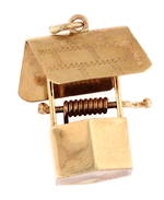 9ct yellow gold 'Well' charm