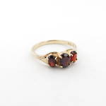 9ct yellow gold 3 x garnet stone ring