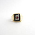 9ct yellow gold onyx, mother of pearl and synthetic ruby ring