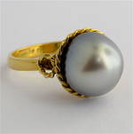 18ct yellow gold NEW black pearl ring