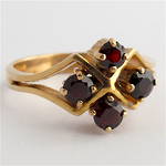 9ct yellow gold 4 x garnet ring