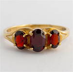 9ct yellow gold 3 x garnet stone ring