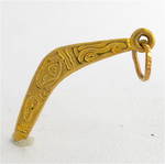 9ct yellow gold boomerang charm